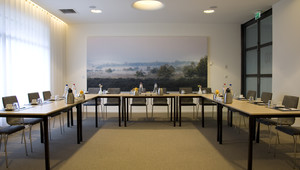 Haben Sie ein ruhiges Treffen in Zimmer 10 im zweiten Stock.
